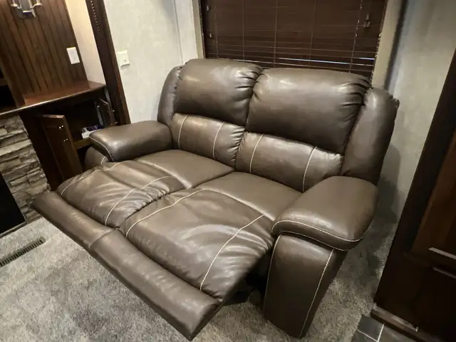 2015  ALPINE 3010RE,LUXURIOUS, WIDE BODY, SPACIOUS, COUPLES UNIT - Photo 33