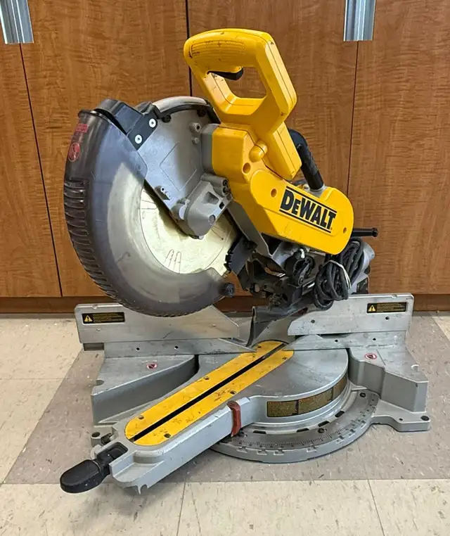 DeWalt DW718 12" Dual Bevel Sliding Compound Miter Saw $399 - Photo 4