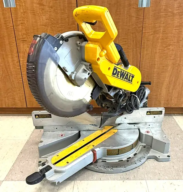 DeWalt DW718 12" Dual Bevel Sliding Compound Miter Saw $399 - Photo 5