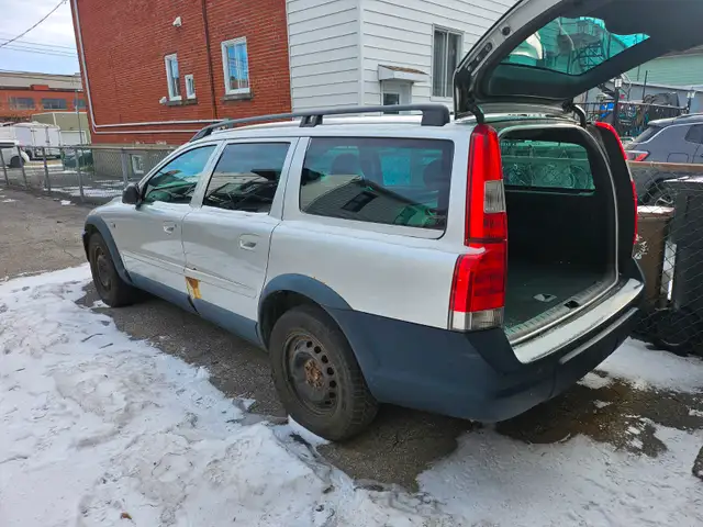 Volvo XC70 2004 - For parts ONLY - 1000$ - TEL QUEL