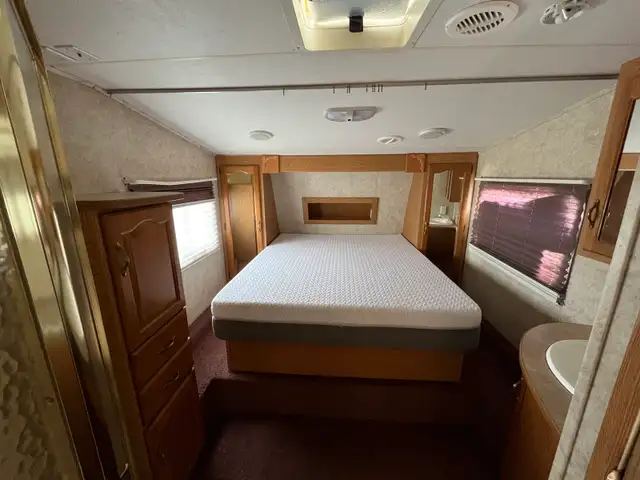 2005 Keystone Cougar - Photo 10