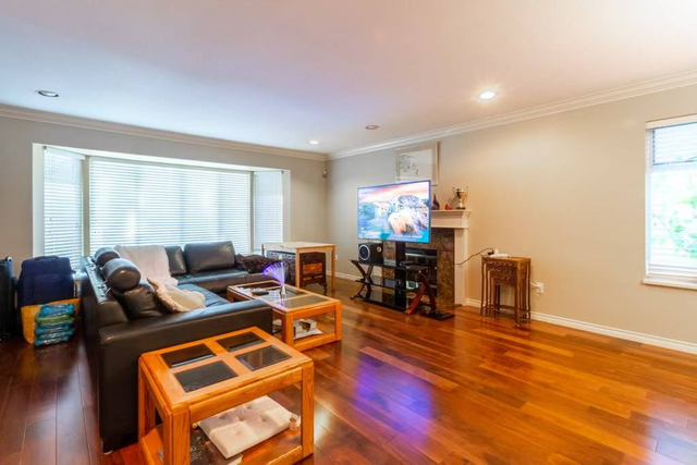 $950 Private Room with Shared Washroom (Kerrisdale) - Photo 3