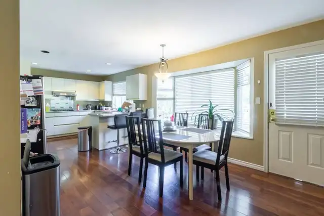 $950 Private Room with Shared Washroom (Kerrisdale) - Photo 4