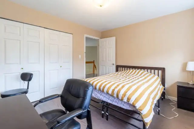 $950 Private Room with Shared Washroom (Kerrisdale) - Photo 5