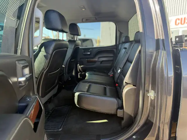 2015 GMC Sierra 3500HD SLT Z71 PKG DIESEL / CREWCAB 4X4 - Photo 16