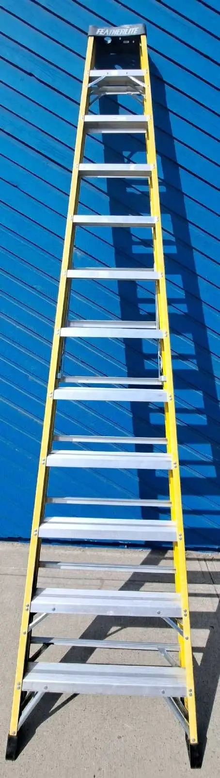 12' Featherlite Ladder 6912 (32602802)