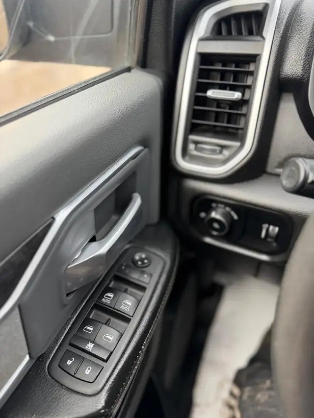 2021 Ram 3500 BIG HORN / DUALLY 8FT BOX CREWCAB GAS 4X4 - Photo 18