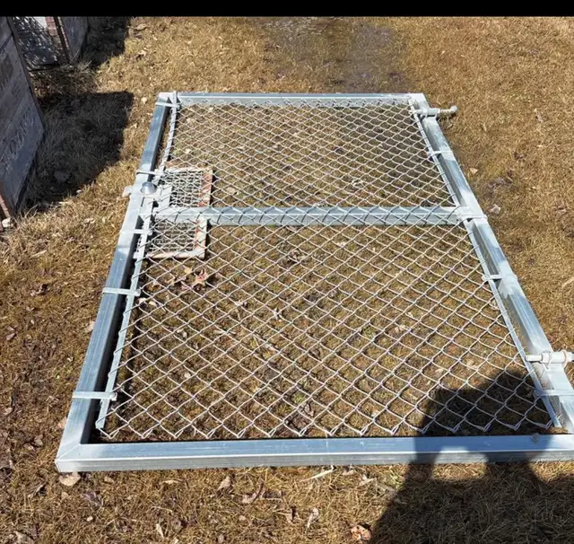 Chainlink enclosure - Photo 4