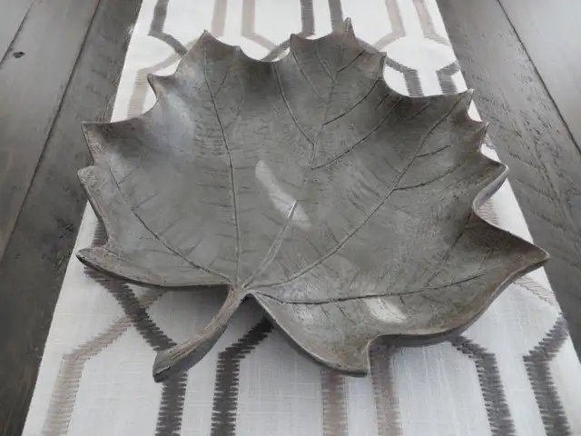 For Sale: Maple Leaf Décor - Photo 2