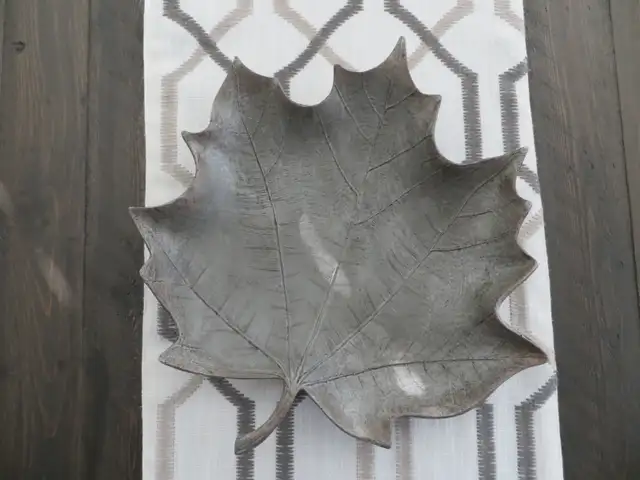 For Sale: Maple Leaf Décor - Photo 3