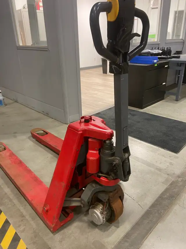 Electric pump truck - Photo 3