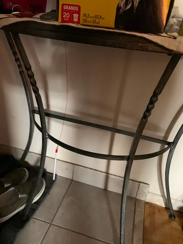 Moving sale, bedrooms set, paintings,lamps all need to go. - Photo 5