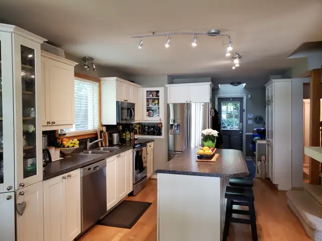 Furnished Room in Waterfront Home - Photo 2