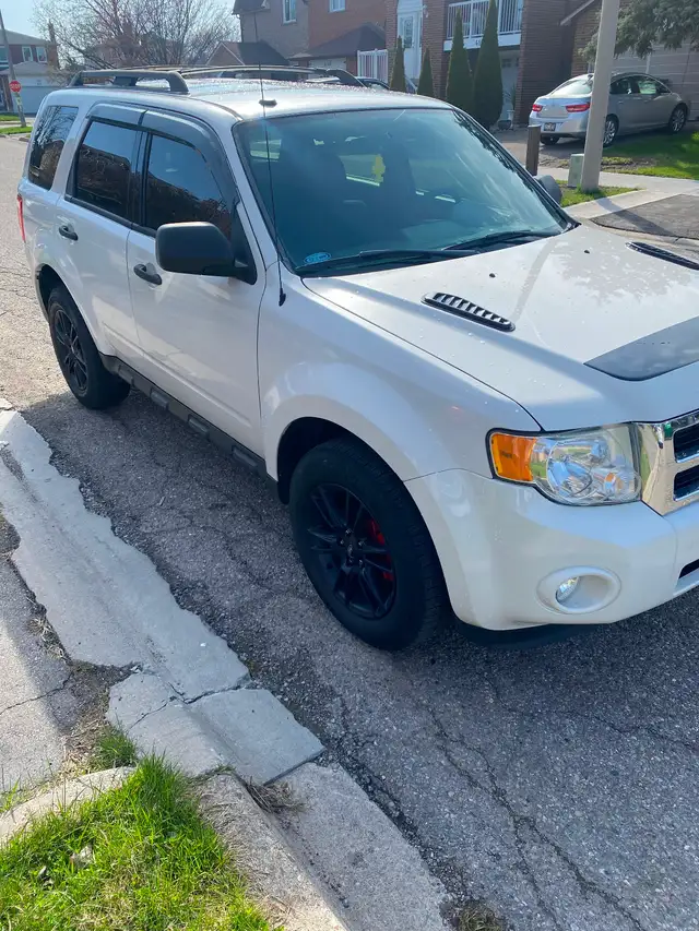 ford escape, 2011 xlt 3.0second owner 123160km - Photo 2