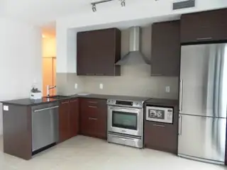 MARKET WAHRF: 2 Bedroom / 1 Bath Corner Condo For Rent Toronto - Photo 3