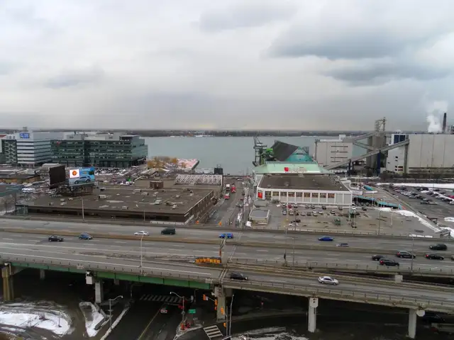 MARKET WAHRF: 2 Bedroom / 1 Bath Corner Condo For Rent Toronto - Photo 9