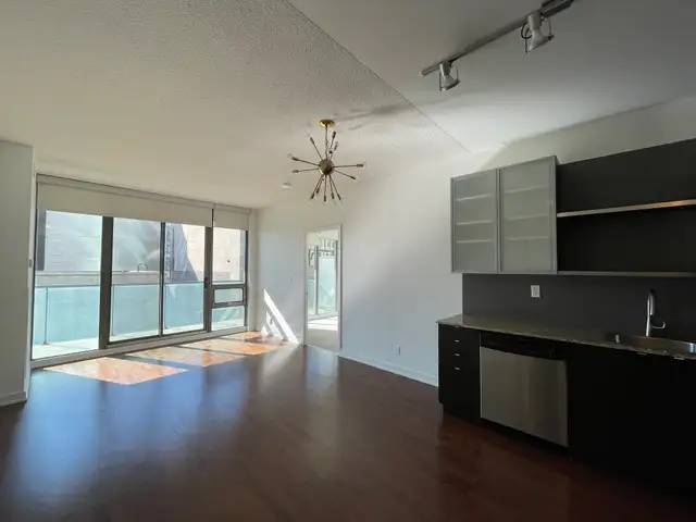 SPIRE: Bright 2Bedroom Condo For Rent Downtown Toronto w/PARKING - Photo 3
