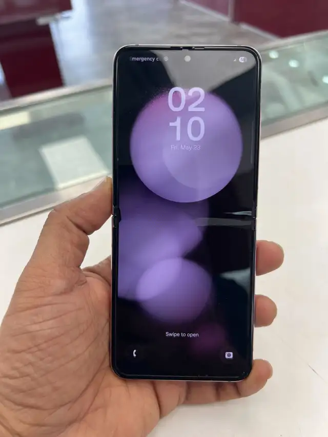 Samsung ZFlip 5–256GB–Unlocked–Pre Owned–1 Year Warranty - Photo 2