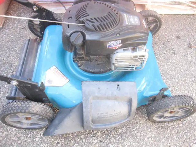 MTD YARDWORKS 21 INCH 6.25 H/P BRIGGS ENGINE PUSH LAWN MOWER - Photo 2