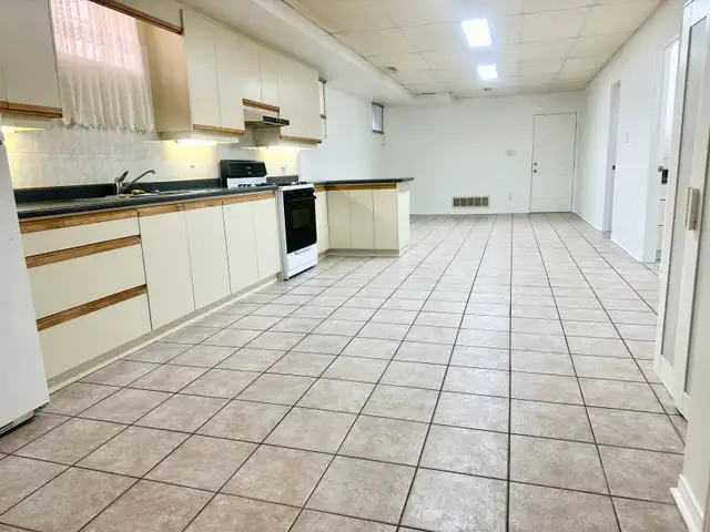 Large 2 Bedroom Bsmt – $2000 Utils & Parking – Dufferin/Eg - Photo 2
