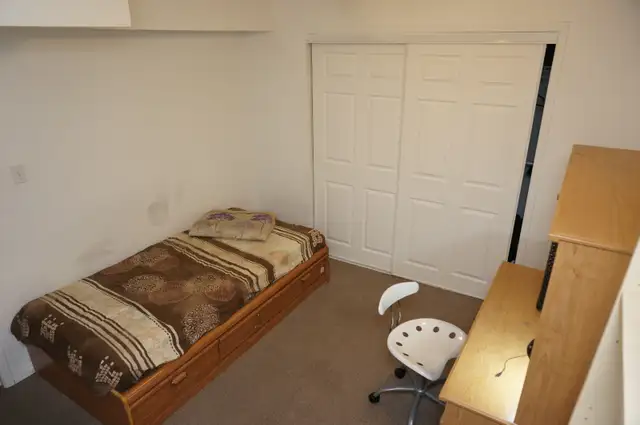 Room for rent in Bsmt-Util/Internet Included. - Photo 4