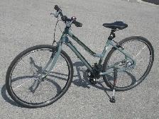 LIKE NEW FEMALE'S 28' MEC  HYBRID7 SPD ROAD RACER!