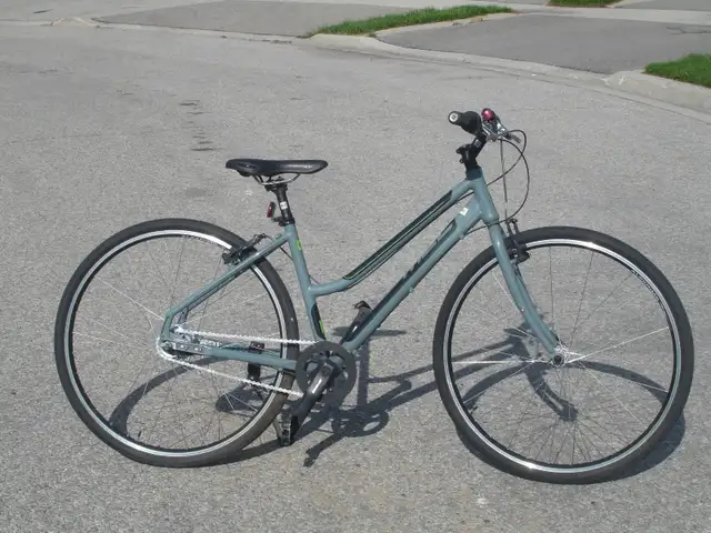 LIKE NEW FEMALE'S 28' MEC  HYBRID7 SPD ROAD RACER! - Photo 4