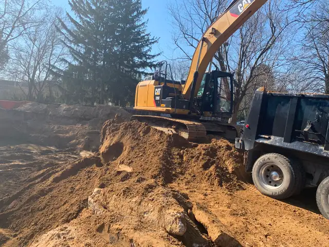 Dump truck for hire - Photo 2