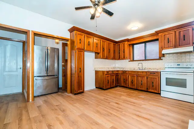 3BR MAIN FLOOR JUST STEPS TO UOFT! HARBORD VILLAGE! - Photo 5