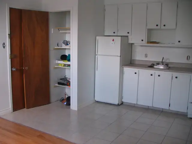 Logement 31/2 demi sous-sol pour étudiant.e - Photo 3