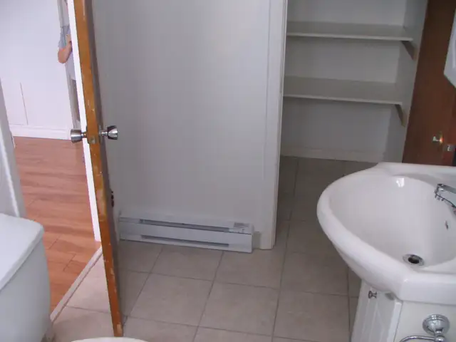 Logement 31/2 demi sous-sol pour étudiant.e - Photo 5