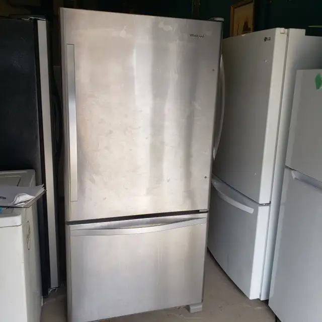 Refrigerator Whirlpool 32.5 Inches wide 22 cu. ft. bottom-freeze
