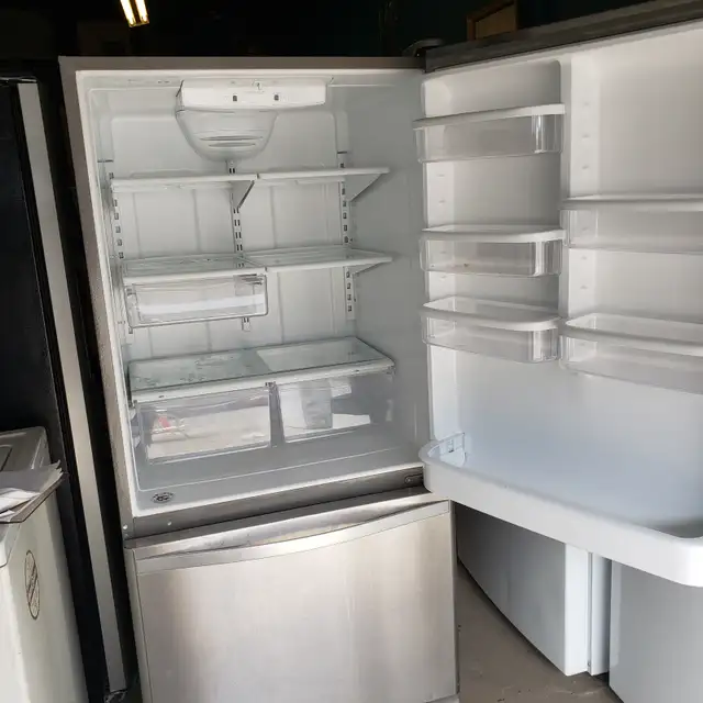 Refrigerator Whirlpool 32.5 Inches wide 22 cu. ft. bottom-freeze - Photo 2