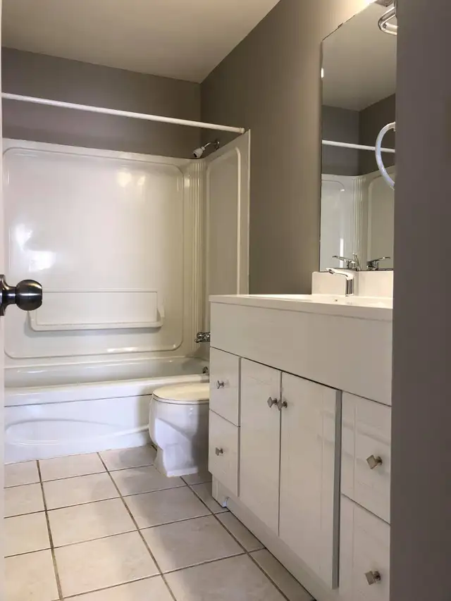 Crescent Heights Apartment - Looking for Female Roommate! - Photo 9