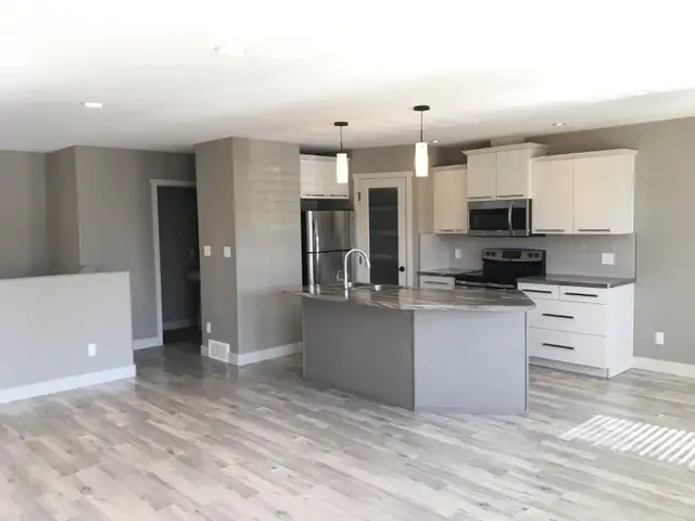 Modern 3 Bedroom / 2 Bathroom Room Unit