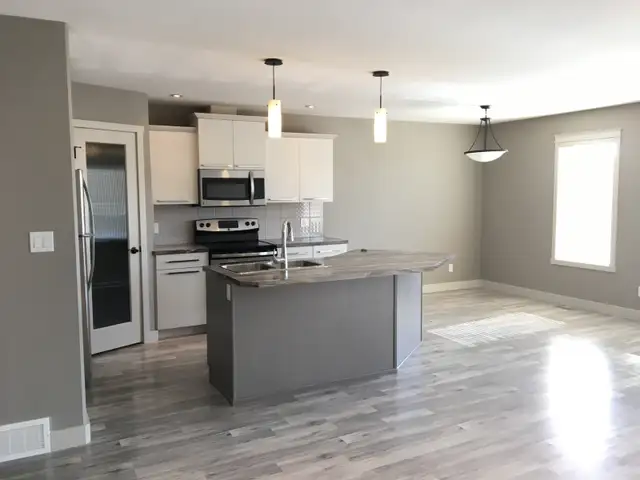 Modern 3 Bedroom / 2 Bathroom Room Unit - Photo 3