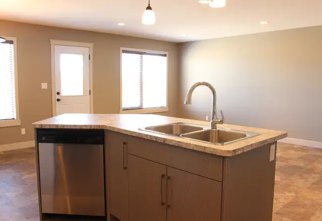 Modern 3 Bedroom / 2 Bathroom Room Unit - Photo 4