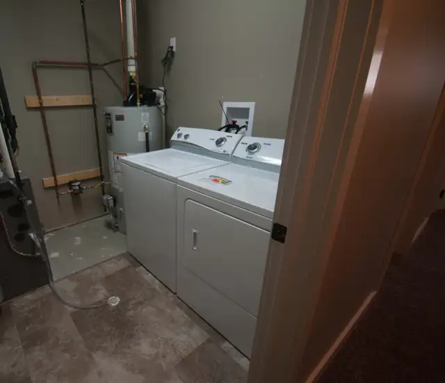 Modern 3 Bedroom / 2 Bathroom Room Unit - Photo 9