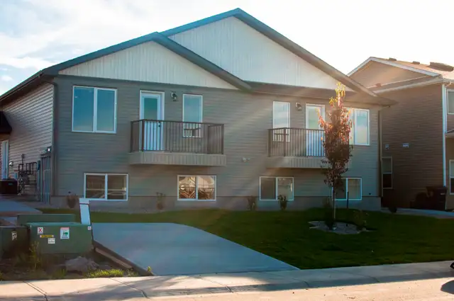 Modern 3 Bedroom / 2 Bathroom Room Unit - Photo 10