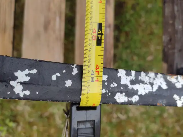 50' metal and wood bench - Photo 2