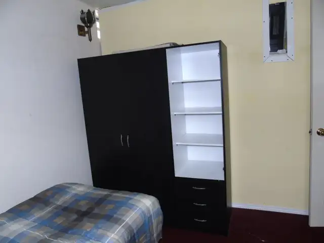 Room near Rundle C Train NE and Mall - Photo 4