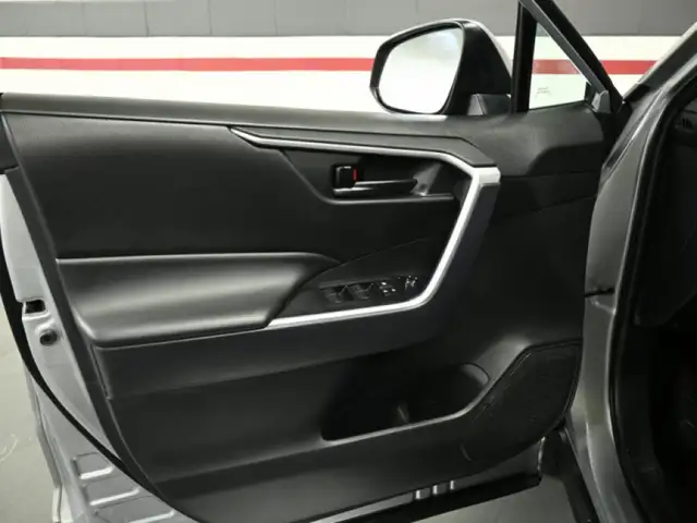 2024 Toyota RAV4 LE No Accident Radar Cruise Lane Assist Blind S - Photo 11