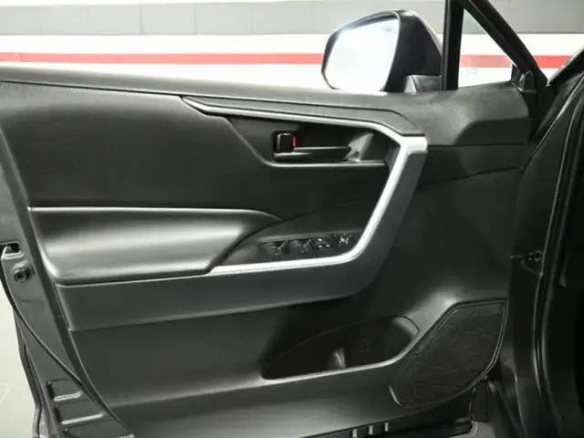 2024 Toyota RAV4 LE No Accident Radar Cruise Lane Assist Blind S - Photo 11