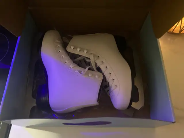 Girls Size 4 Figure Skates-brand new - Photo 2