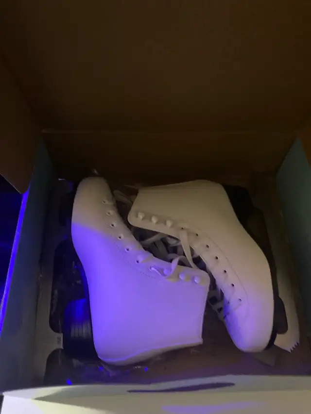 Girls Size 4 Figure Skates-brand new - Photo 3