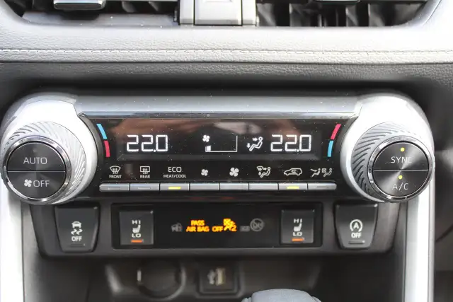 2025 Toyota RAV4 XLE AWD - Photo 17