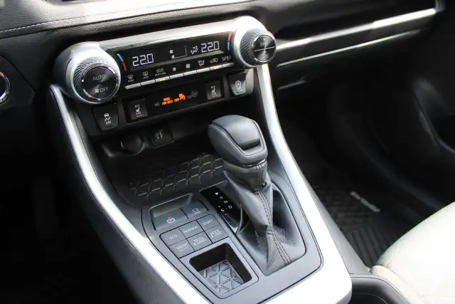 2025 Toyota RAV4 XLE AWD - Photo 18