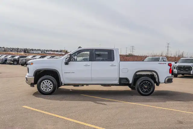 2025 Chevrolet Silverado 2500HD LT 6.6L - Photo 9