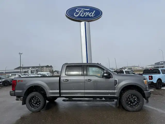 2022 Ford Super Duty F-350 Lariat Ultimate / SPORT PKG! / 5TH WH - Photo 2