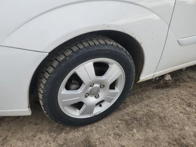 2004 Ford Focus - Photo 9